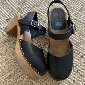 Women’s black clogs - size 6